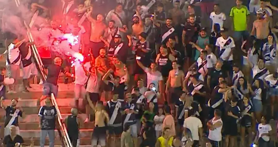 Súmula aponta sinalizador, copo arremessado e invasão de campo de torcedores do Vasco em Muriaé