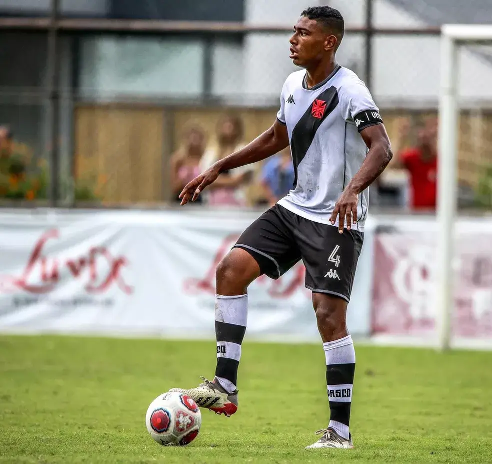 Do acidente quase fatal à faixa de capitão do sub-17: Conheça a história de Lyncon