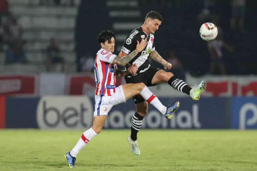 Danilo Boza faz estreia segura à frente da zaga do Vasco