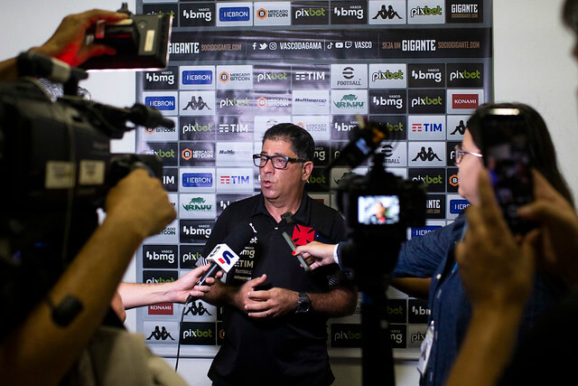 Substituto de Zé Ricardo, Emílio Faro elogia equipe: “Estão totalmente comprometidos”