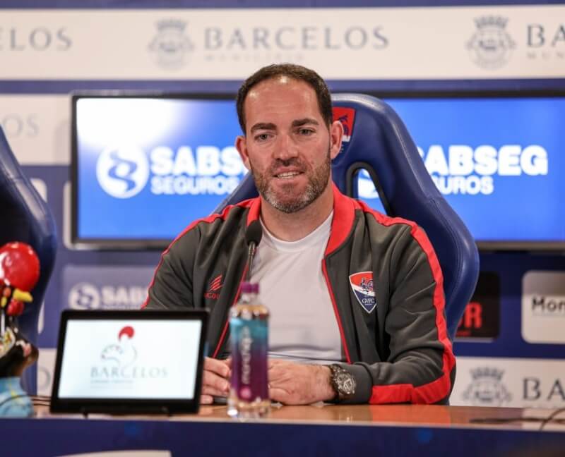 Ricardo Soares, técnico do Gil Vicente, é consultado pelo Vasco