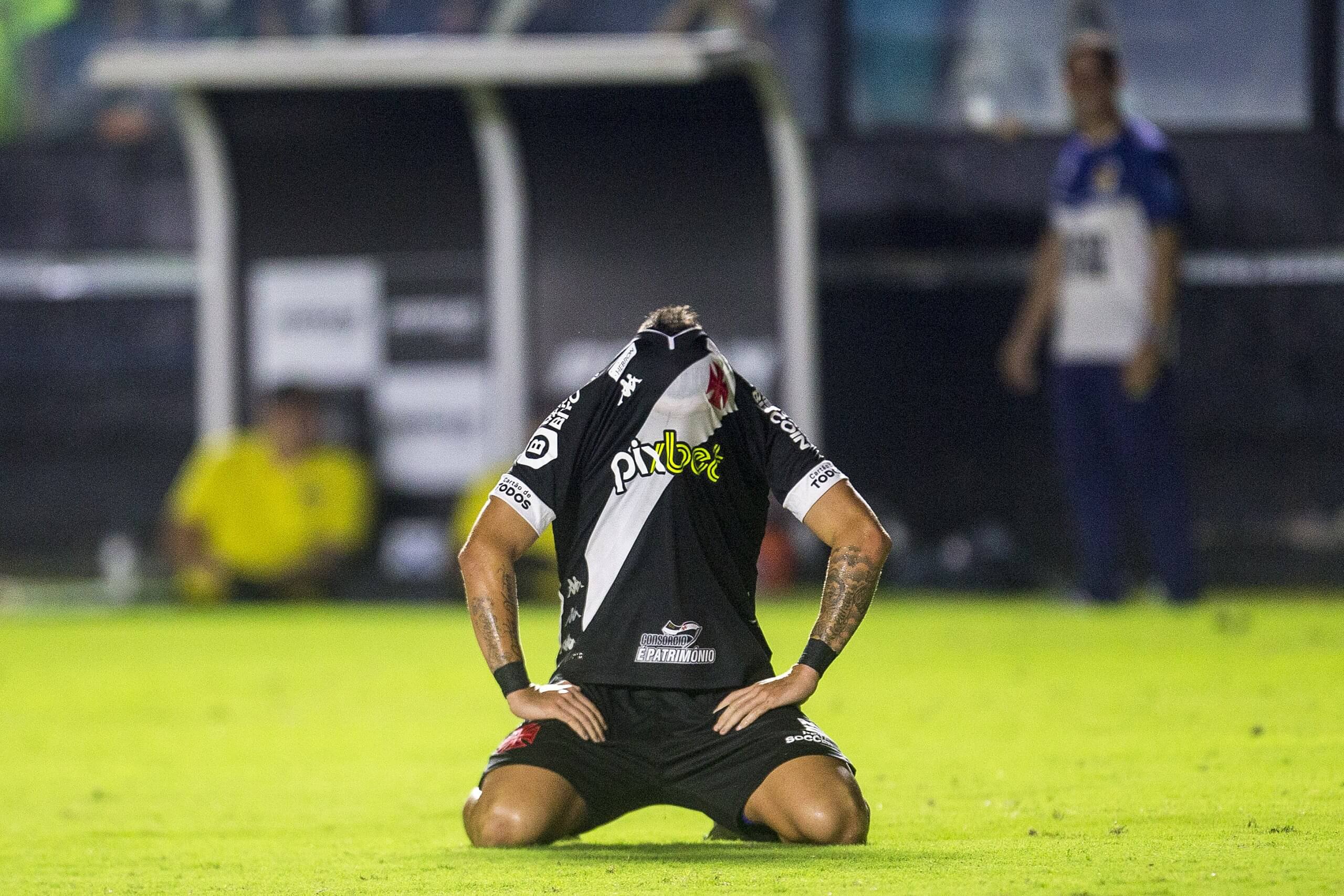 Carlos Palacios esclarece motivo do choro ao fim da partida: "Fiquei triste pelo que aconteceu no final do jogo, acho que eram 3 pontos importantes pra gente"