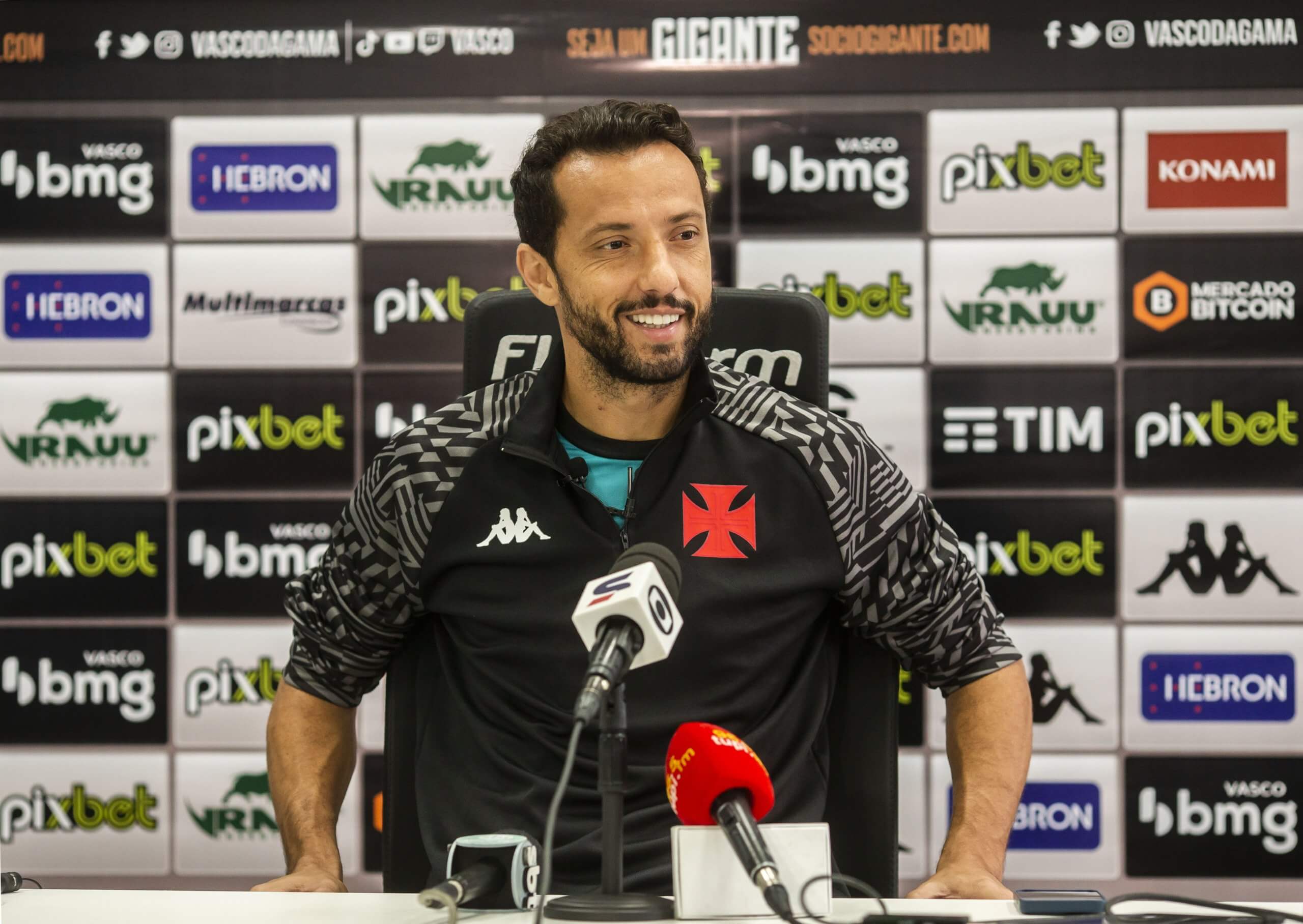 Nenê relata como recebeu a notícia da saída de Zé Ricardo: "Foi um choque para todos, ninguém entendeu nada"