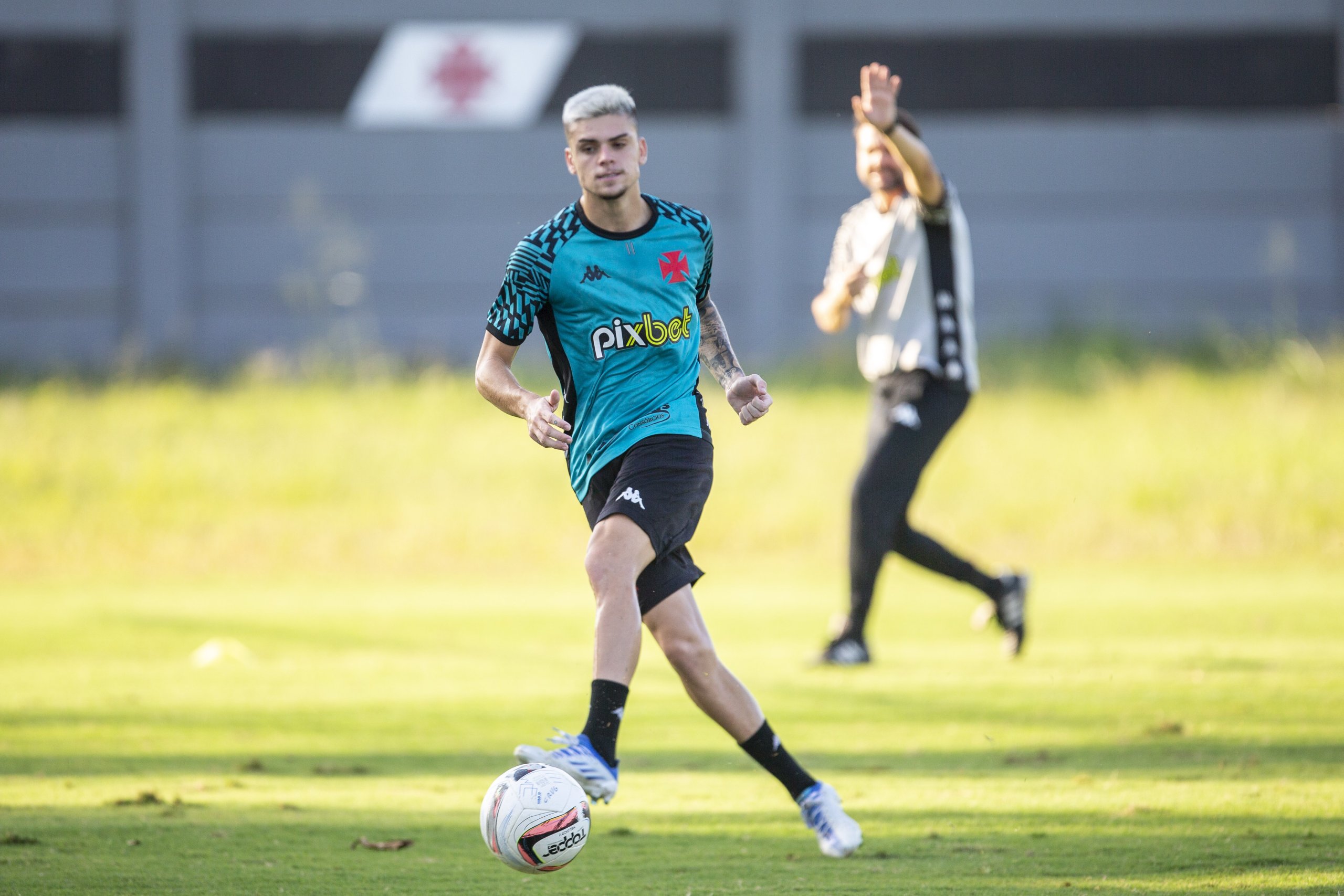 “Eu jogo para o Vasco”: Gabriel Pec fala sobre seu papel tático