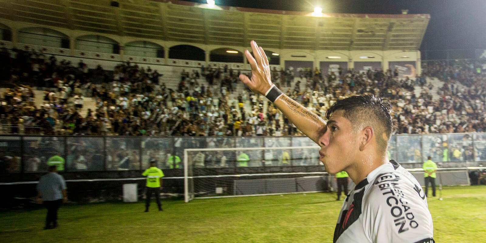 Carlos Palacios se emociona com primeiro gol