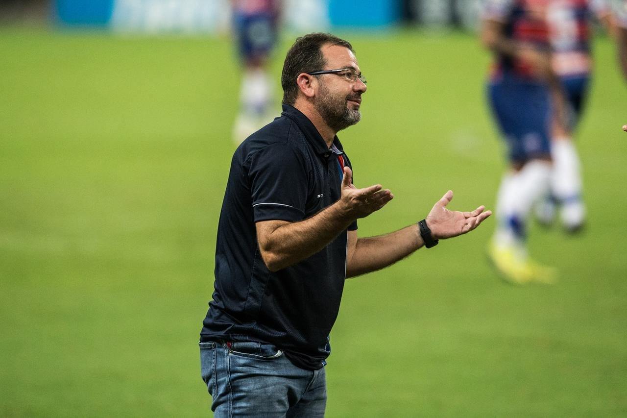 Critério de relação com atletas seria motivo de Enderson Moreira não ir para o Vasco, diz jornalista