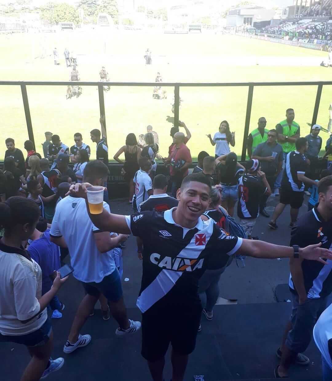 Torcedor troca tênis por ingresso e vai descalço para o Maracanã: “Pelo Vasco é tudo”