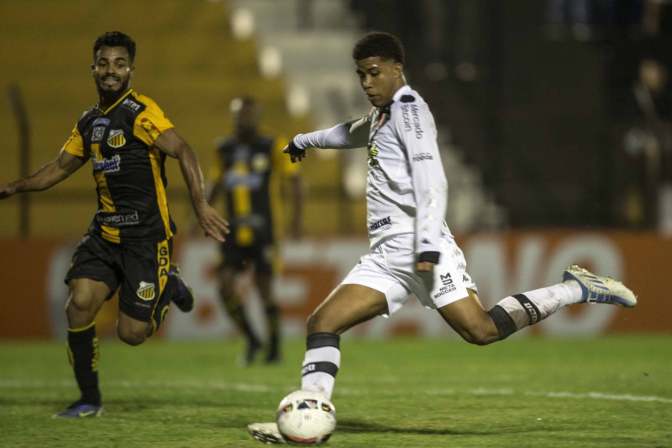 Barcelona aumenta proposta por Andrey Santos; Saiba valor