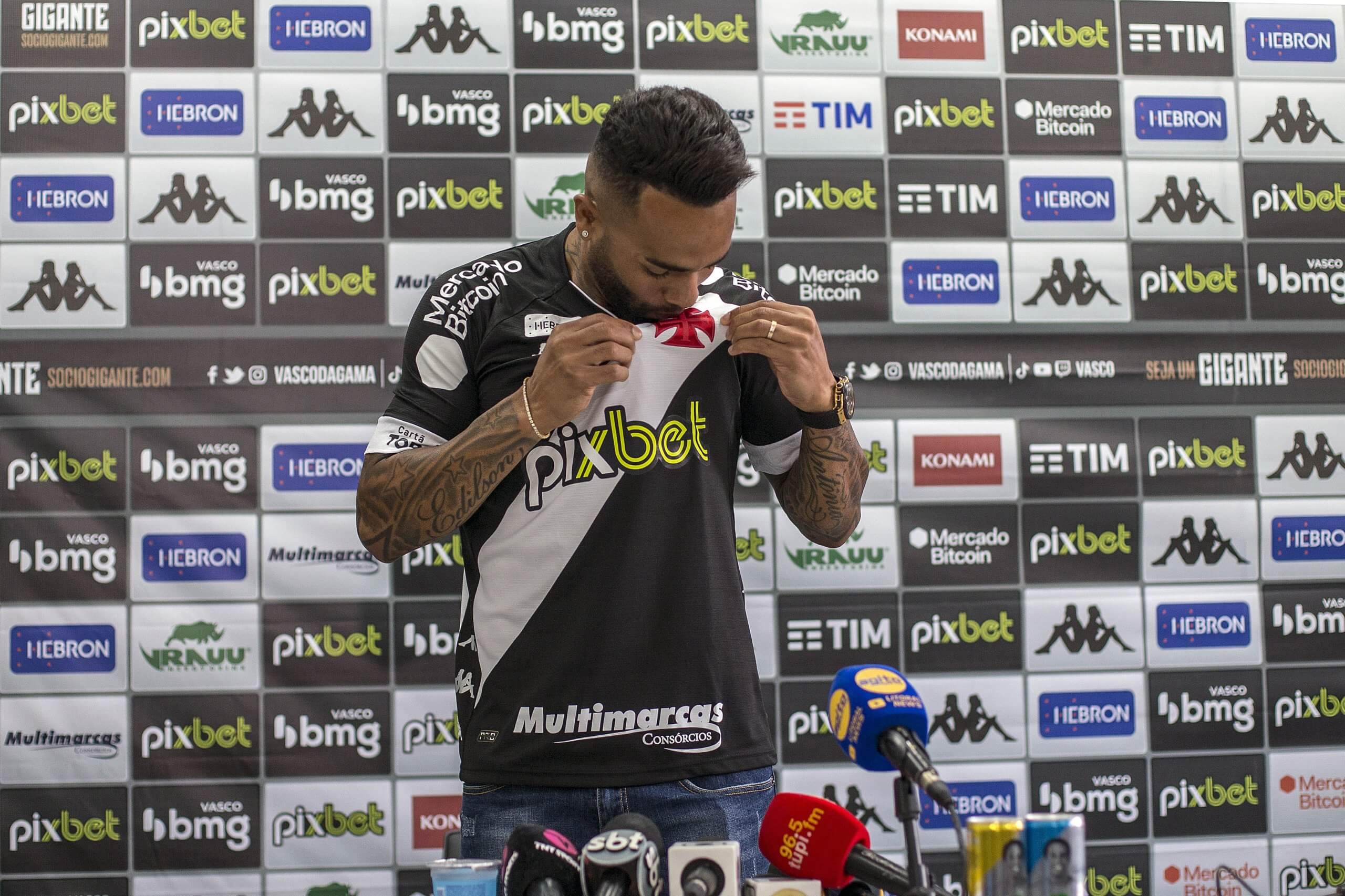 Alex Teixeira se apresenta no Vasco e diz "Ninguém sabe o amor que eu tenho pelo Vasco"