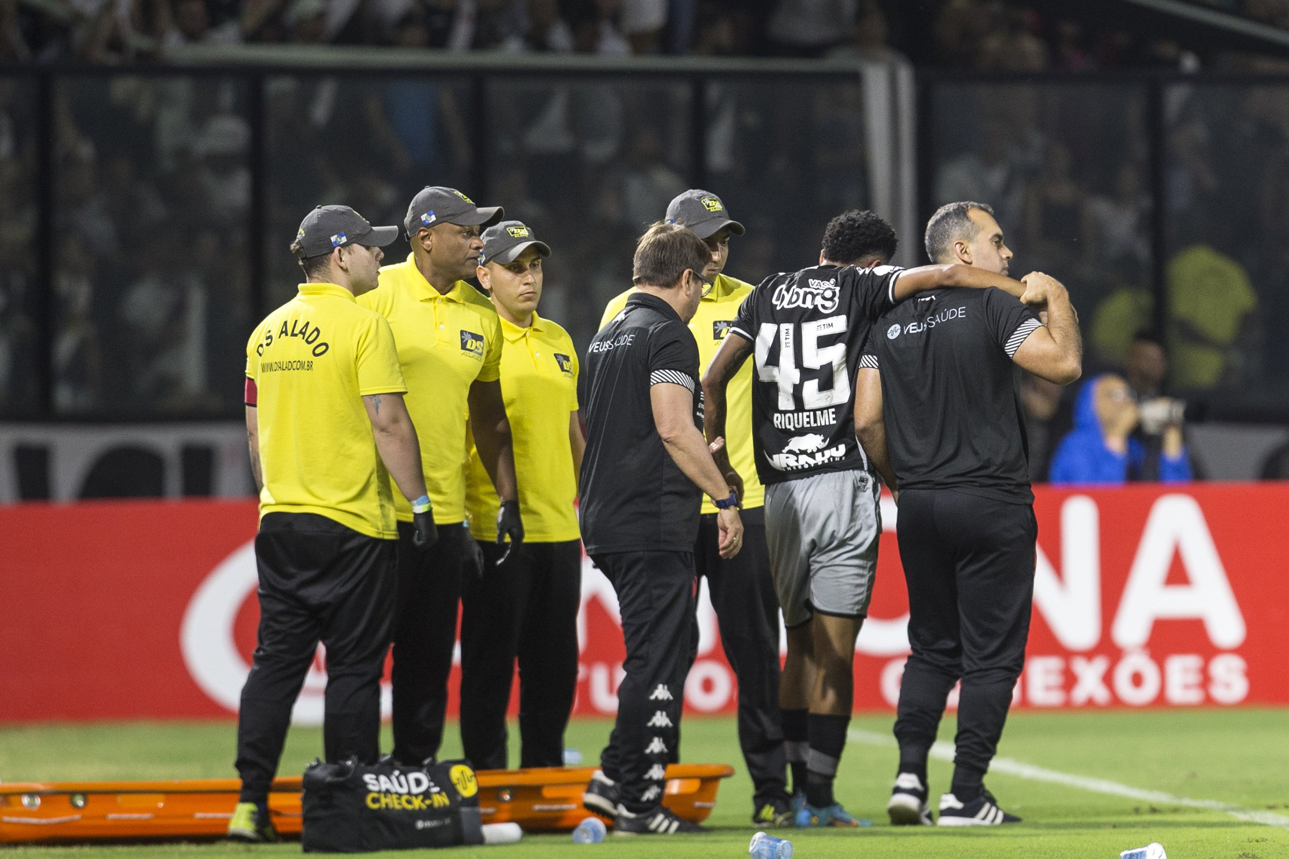 Riquelme sofre entorse no joelho e pode ser desfalque do Vasco nos próximos jogos