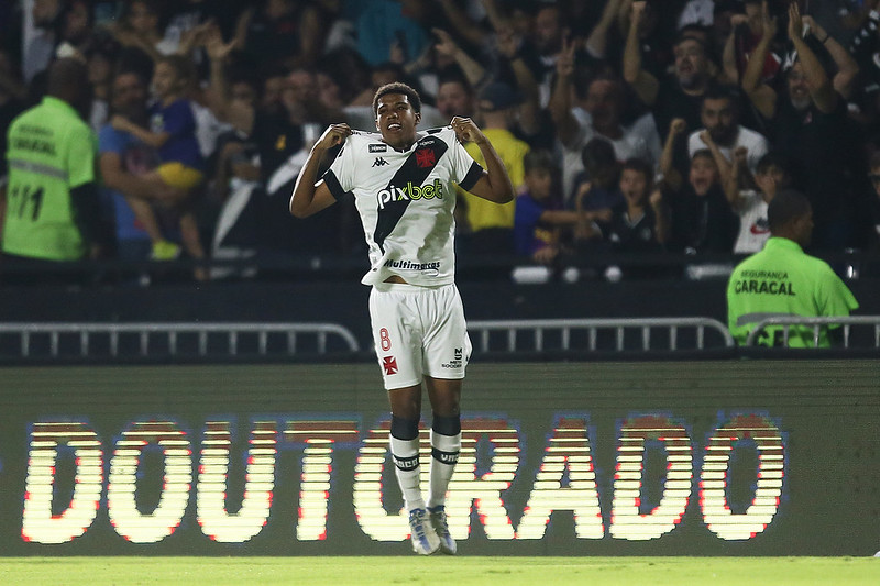 Com show de Andrey Santos, Vasco goleia o CRB com São Januário lotado