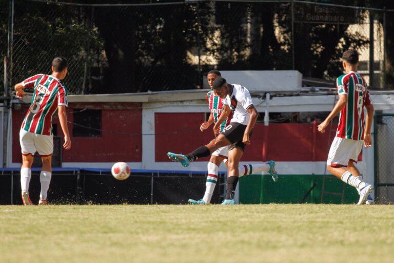 Com show de Rayan, Vasco vence o Fluminense por 2 a 0 nas Laranjeiras