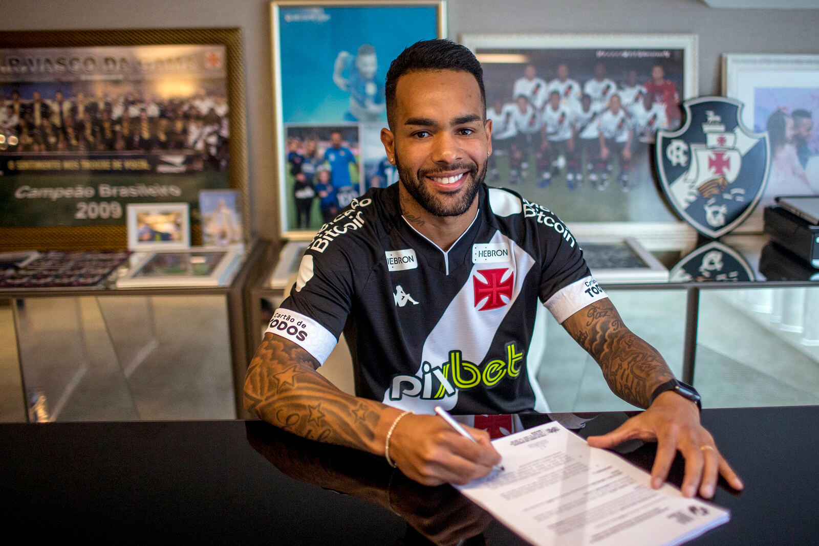 Alex Teixeira fala sobre acerto com Vasco