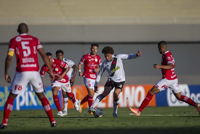 Vasco faz vexame novamente, perde para o lanterna da Série B e vê vantagem diminuir no G4