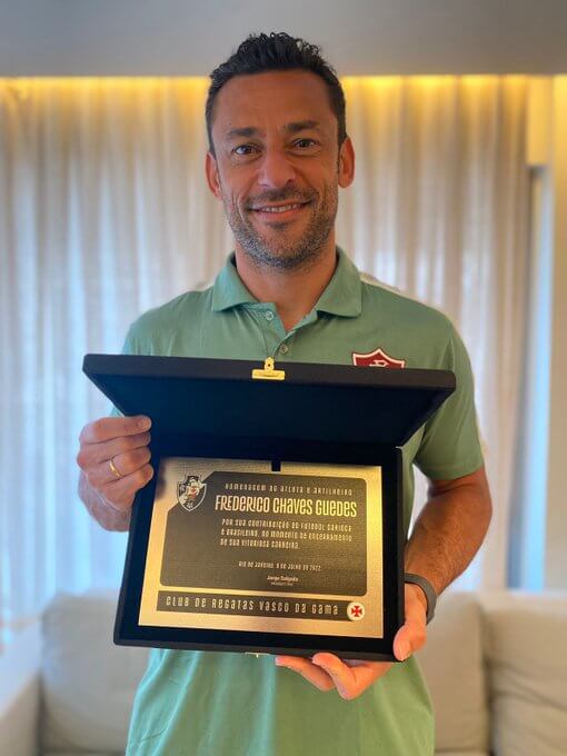 Vasco homenageia Fred, atacante do Fluminense