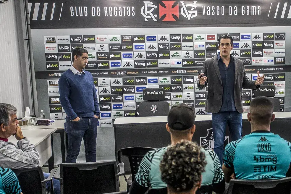 Versátil e obediente, Marlon Gomes rouba a cena e pede passagem no Vasco