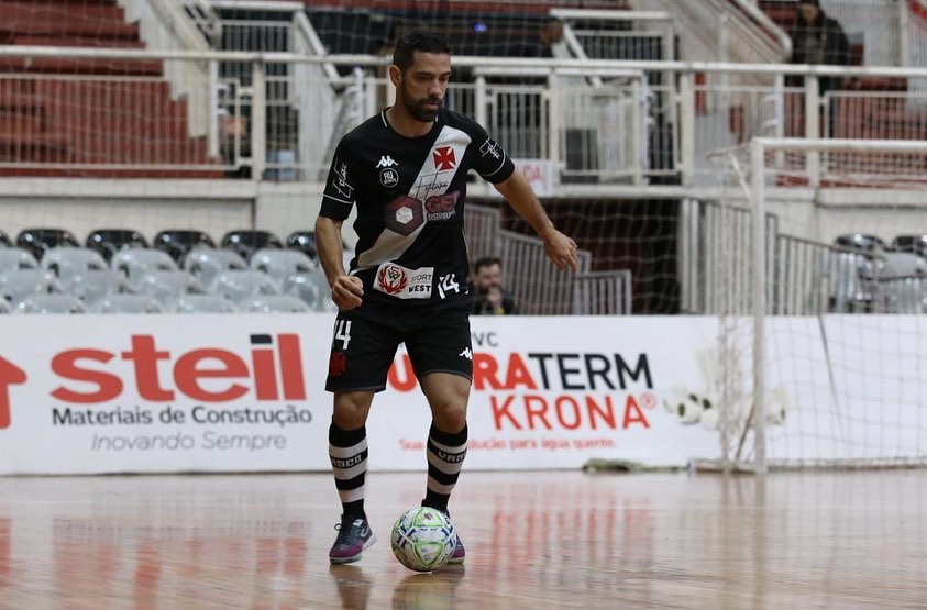 Jogador de futsal do Vasco viraliza após causar lance bizarro em partida