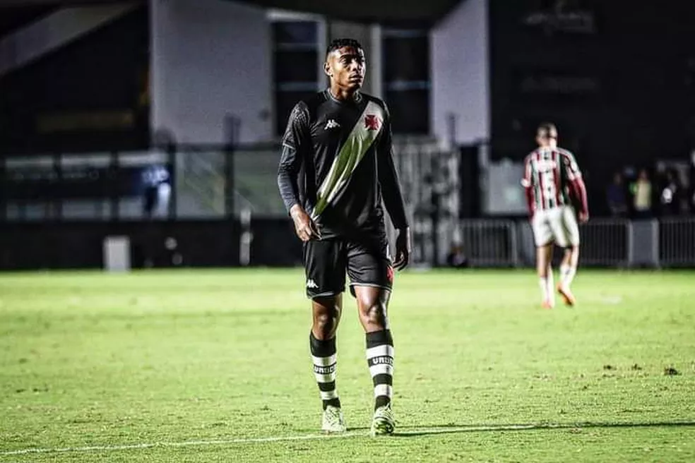 Capitão do Sub-17 do Vasco vira referência em comunidade