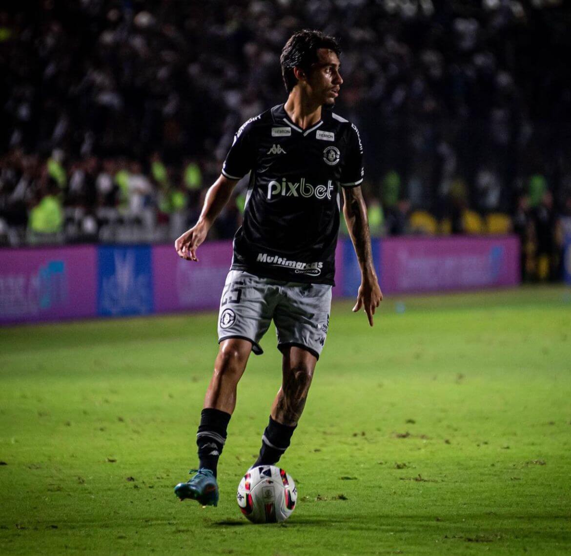 Versátil e obediente, Marlon Gomes rouba a cena e pede passagem no Vasco