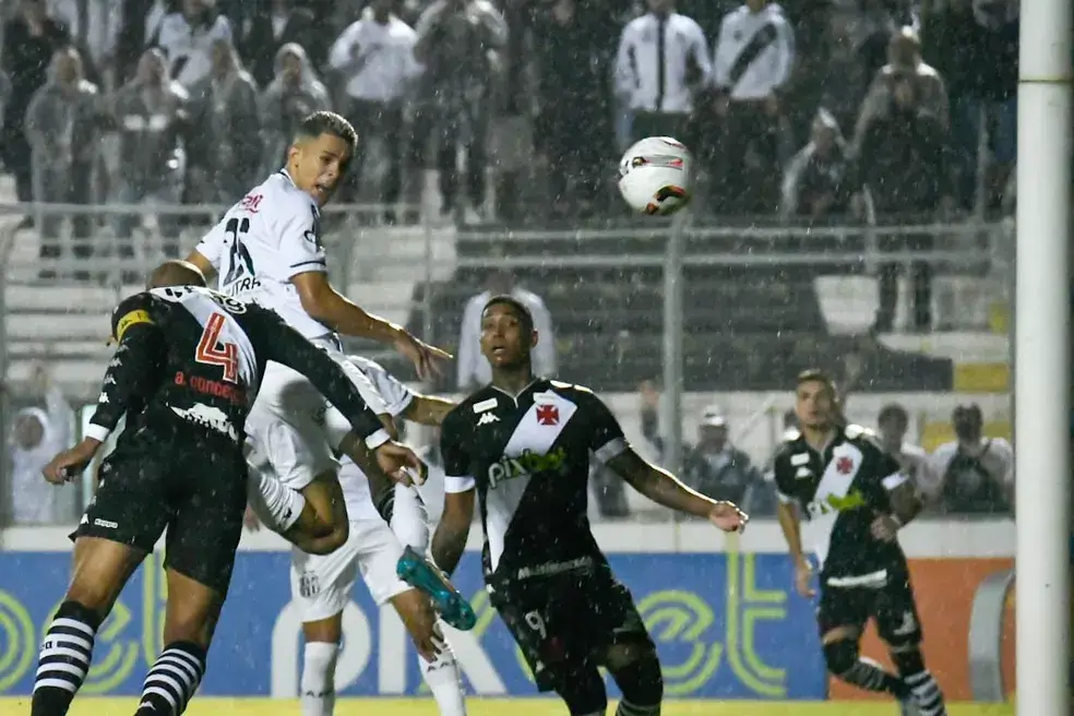Dejà vu: mais da metade dos gols sofridos pelo Vasco nesta Série B são de bola aérea