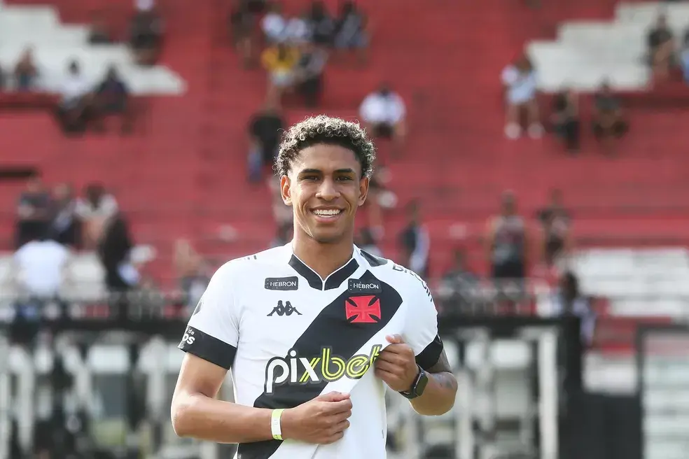 Vasco anuncia o lateral Paulo Victor, que afirma: “Ficha não caiu”