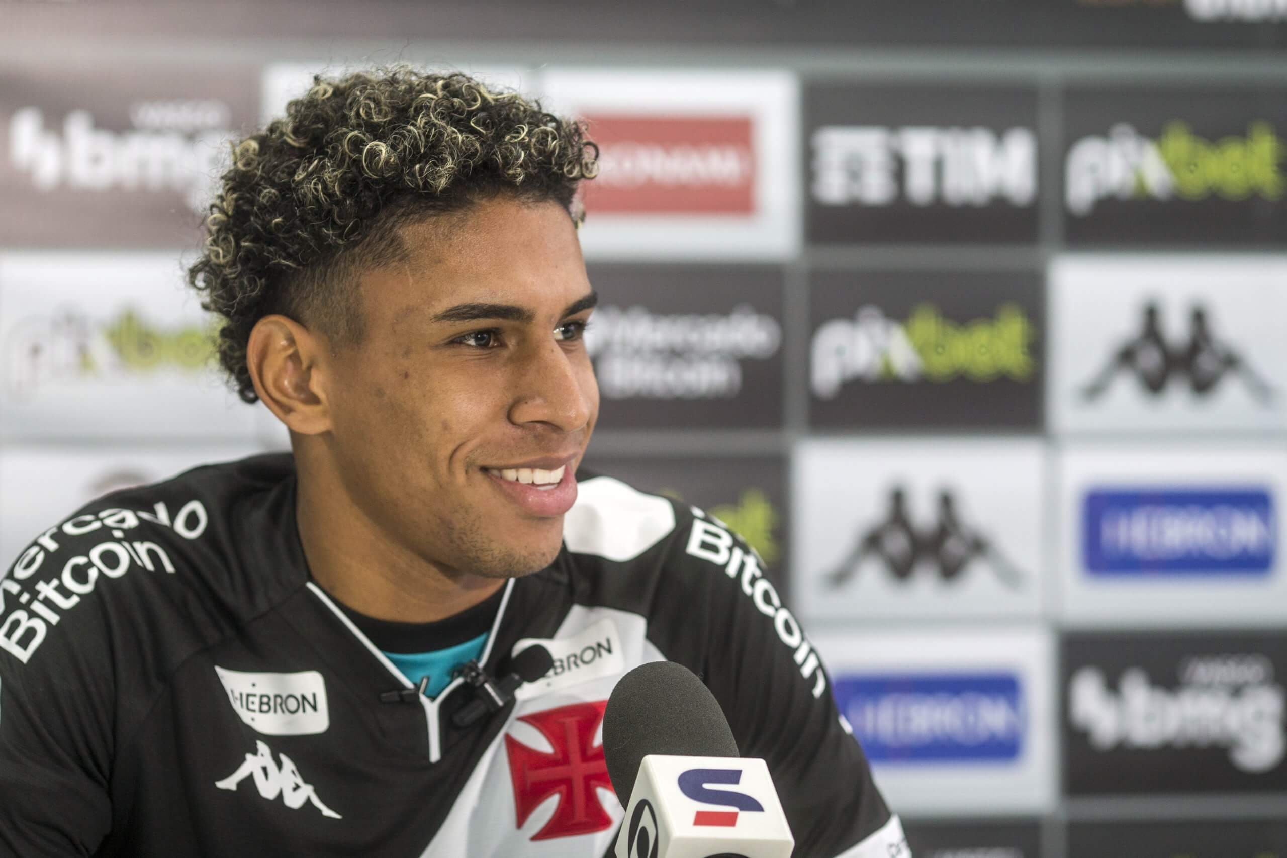 Paulo Victor é apresentado e se declara ao Vasco