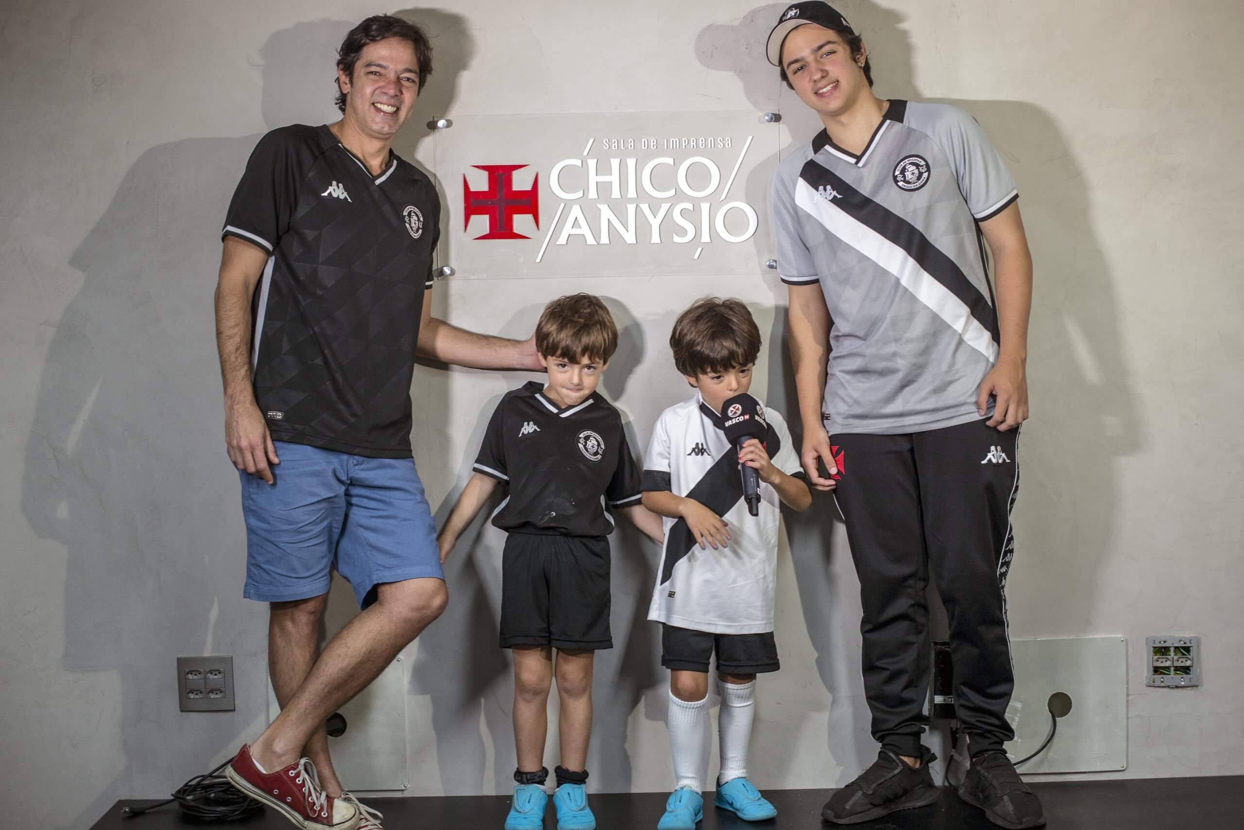 Vasco inaugura sala de imprensa Chico Anysio com a presença de Bruno Mazzeo e seus filhos