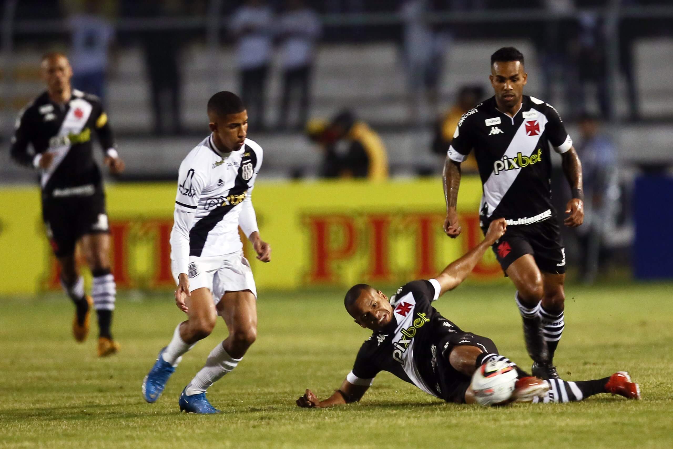 Alex Teixeira lamenta erros do time em derrota