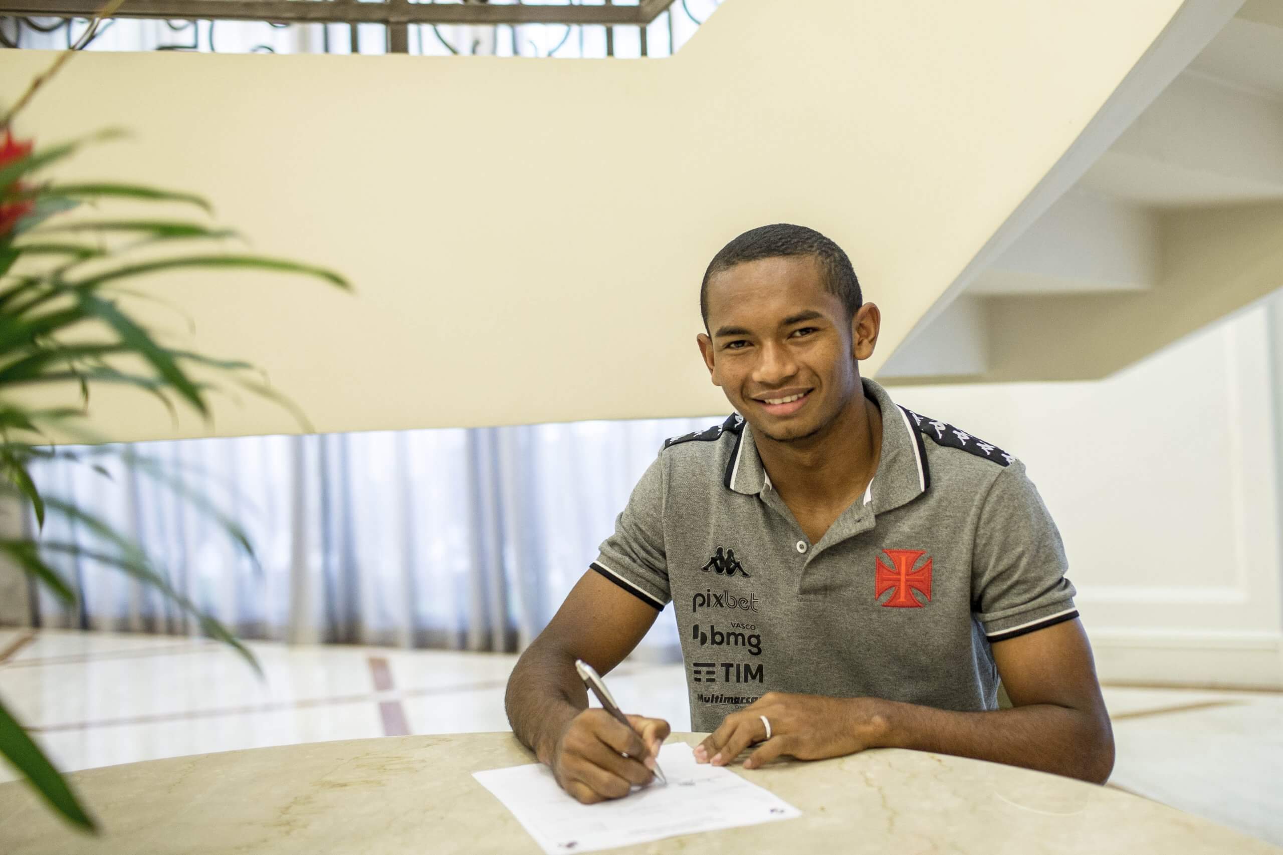 Vasco anuncia compra do atacante Eguinaldo