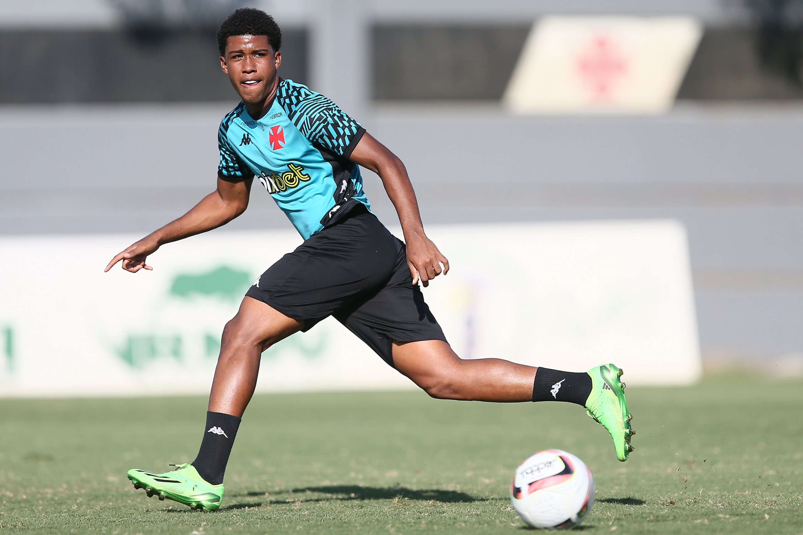 Detalhes que faltavam para renovação de Andrey são resolvidos