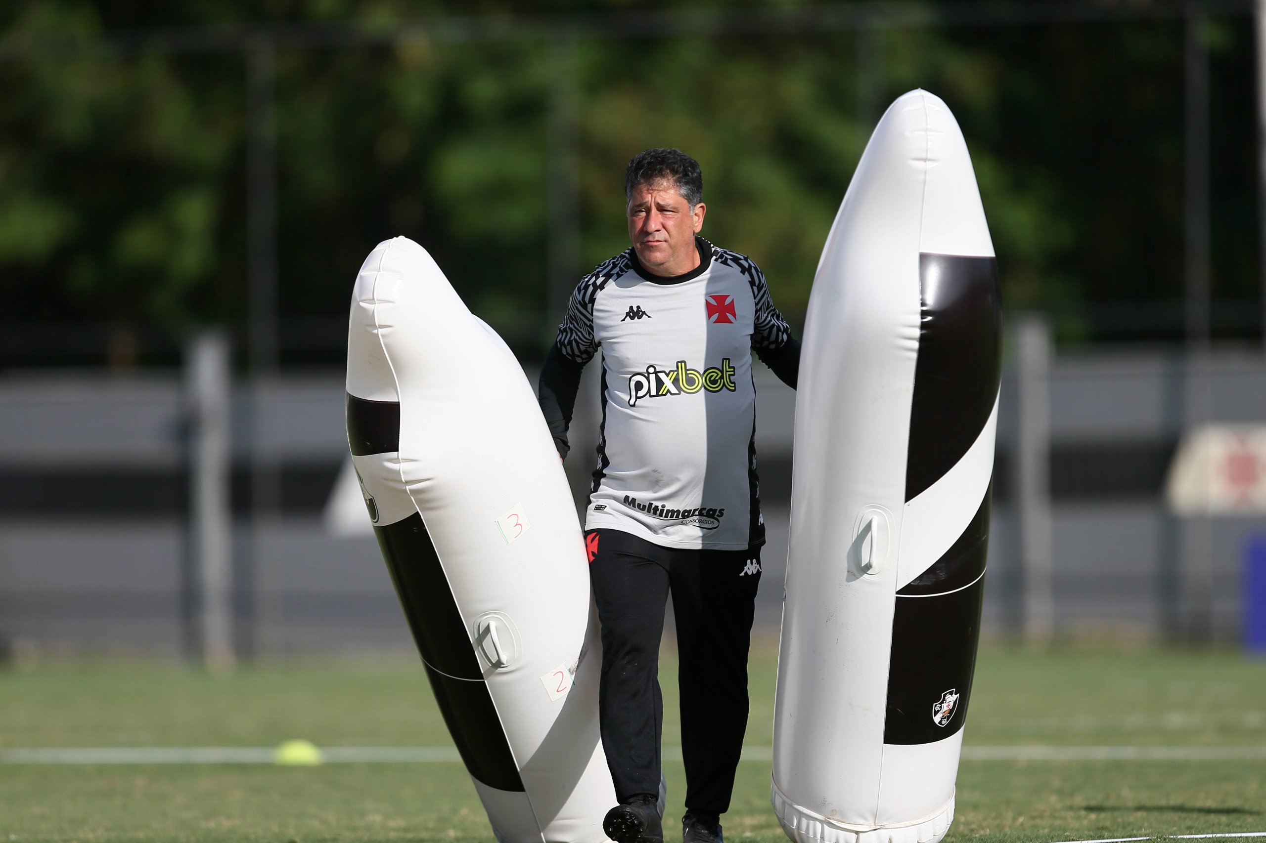 Emílio Faro completa um mês à frente do Vasco, enquanto clube busca treinador