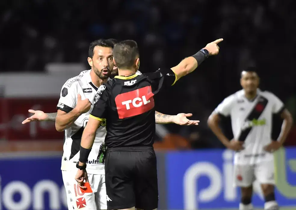 Em polêmica causada pela arbitragem, Vasco solicitará áudio e imagens do VAR à CBF