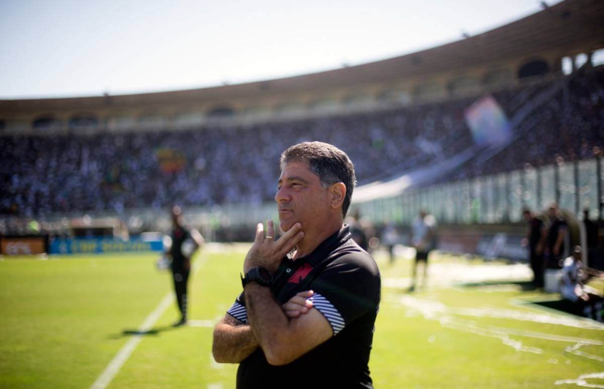 Raniel? Emílio Faro fala sobre barrar jogador com queda de rendimento: “Daqui a pouco não tem elenco”