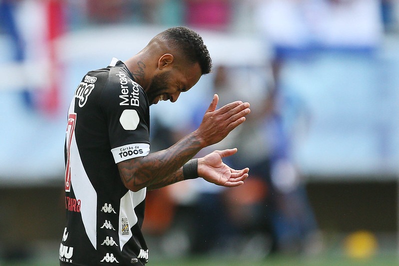 Vasco sofre virada do Bahia e perde mais uma na Série B