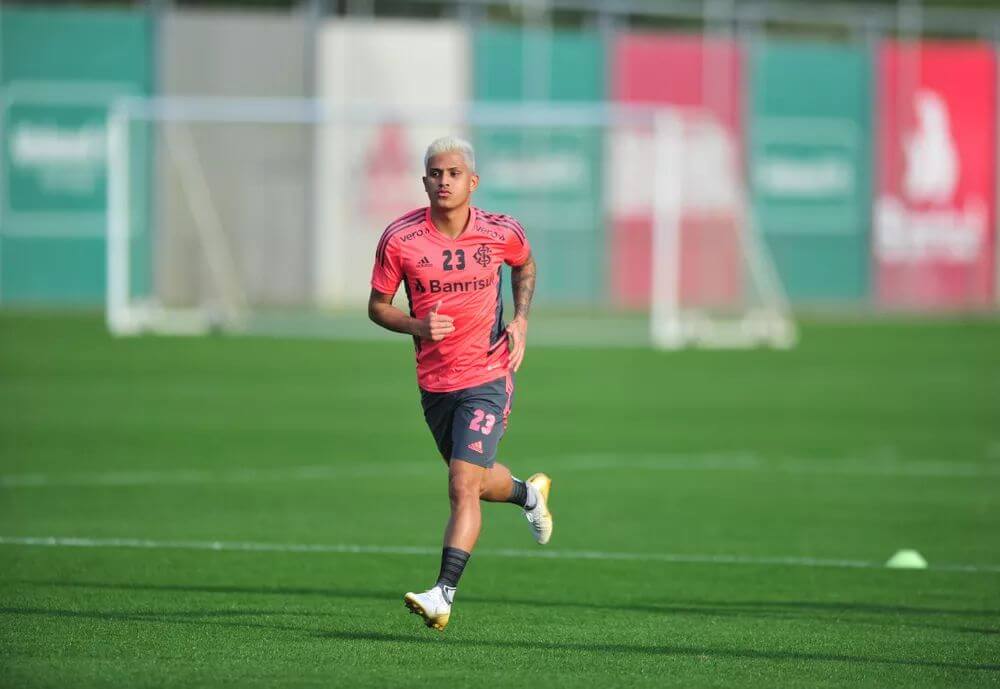 Saiba salário e tempo de contrato de Gustavo Maia no Vasco