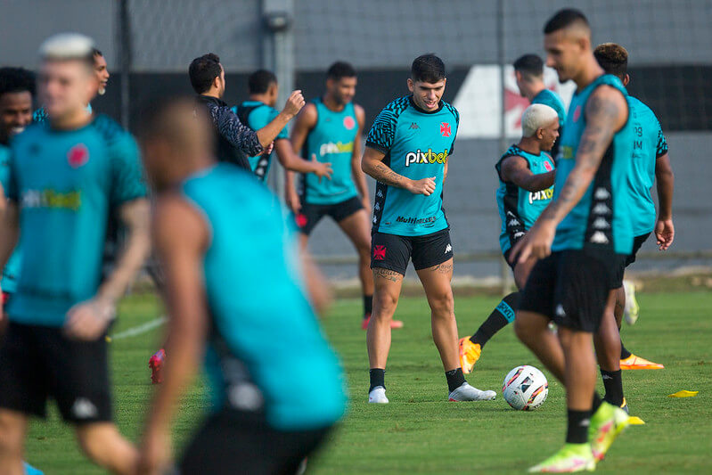 4 jogadores afastados voltam a treinar com o grupo do Vasco