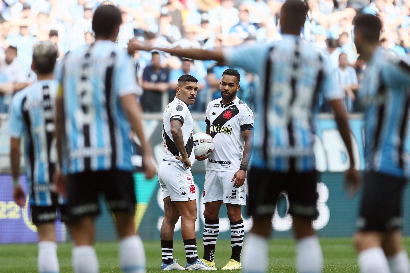 Com falhas da defesa, Vasco perde de virada para o Grêmio pelo Brasileirão