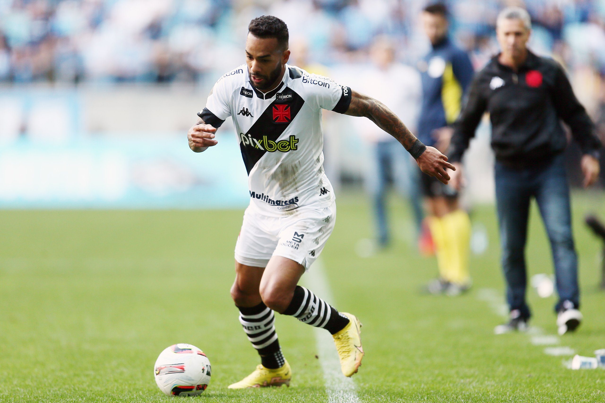 Ex-jogador do Vasco comenta sobre o momento de Alex Teixeira no time