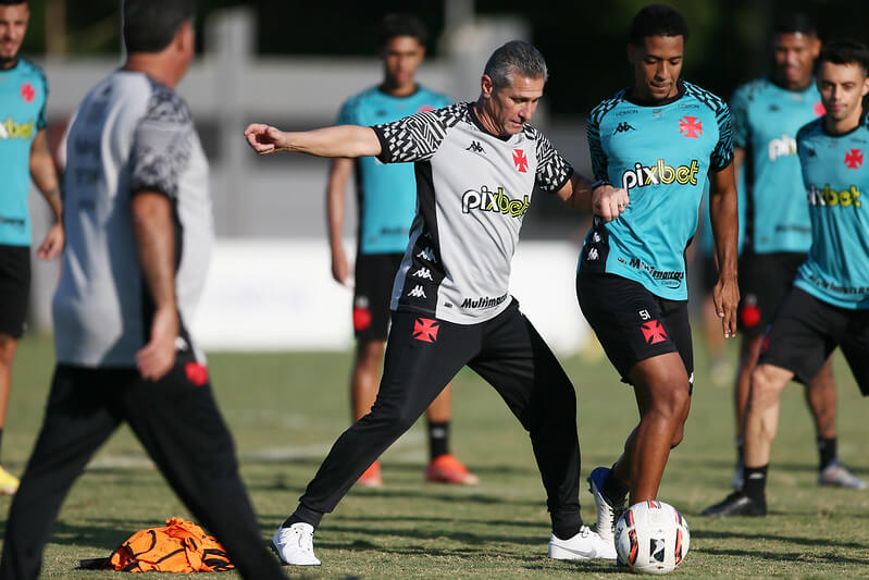 Jorginho aponta erro do Vasco nos últimos jogos