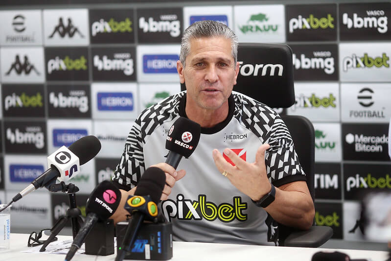 Jorginho elogia atacante e afirma que vai utilizar a base no Vasco