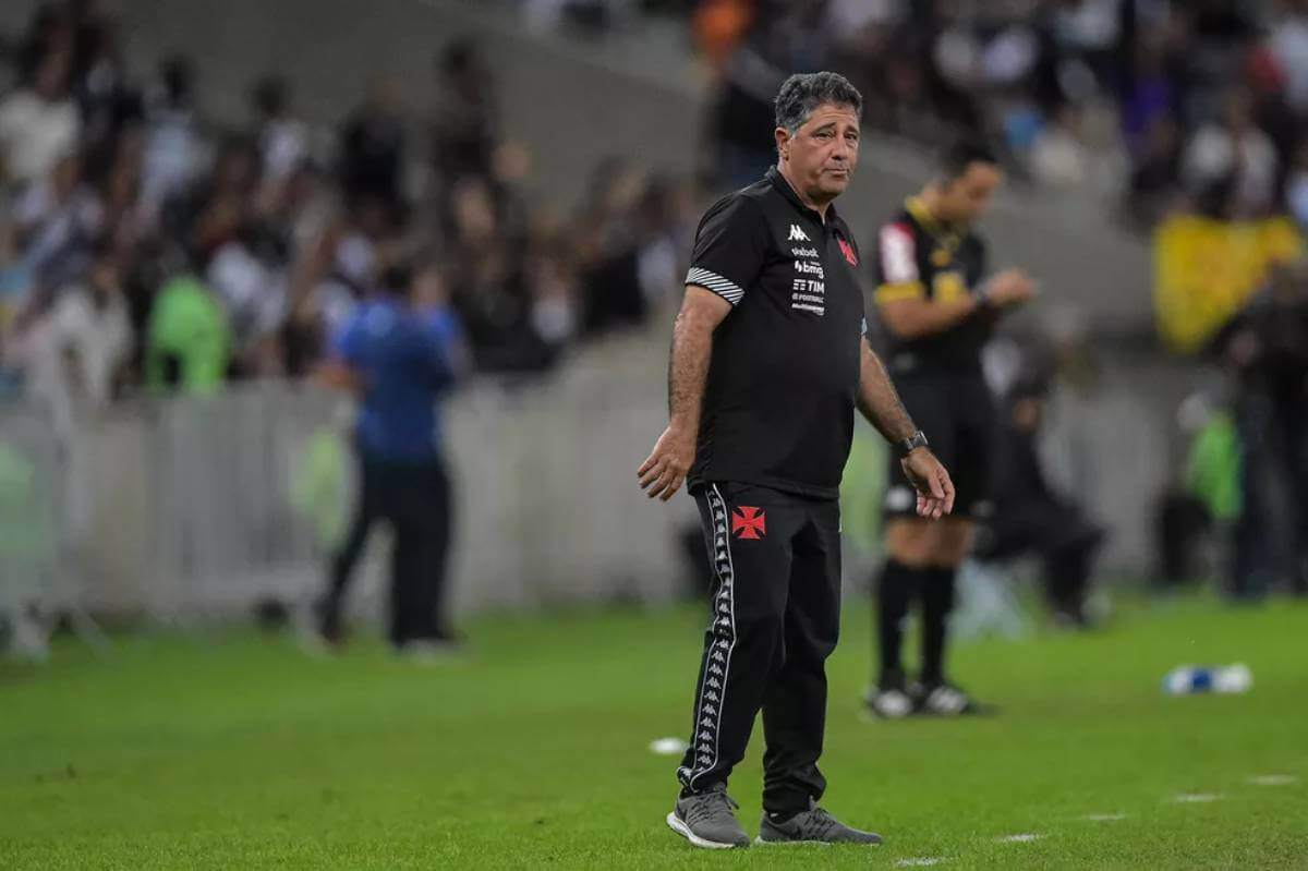Vasco intensifica busca por novo treinador